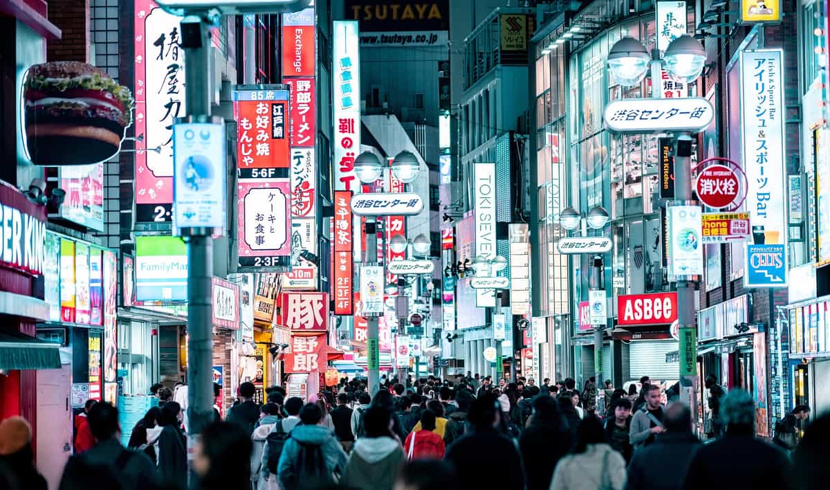 En viaje a Tokyo ves calles bulliciosas y carteles luminosos